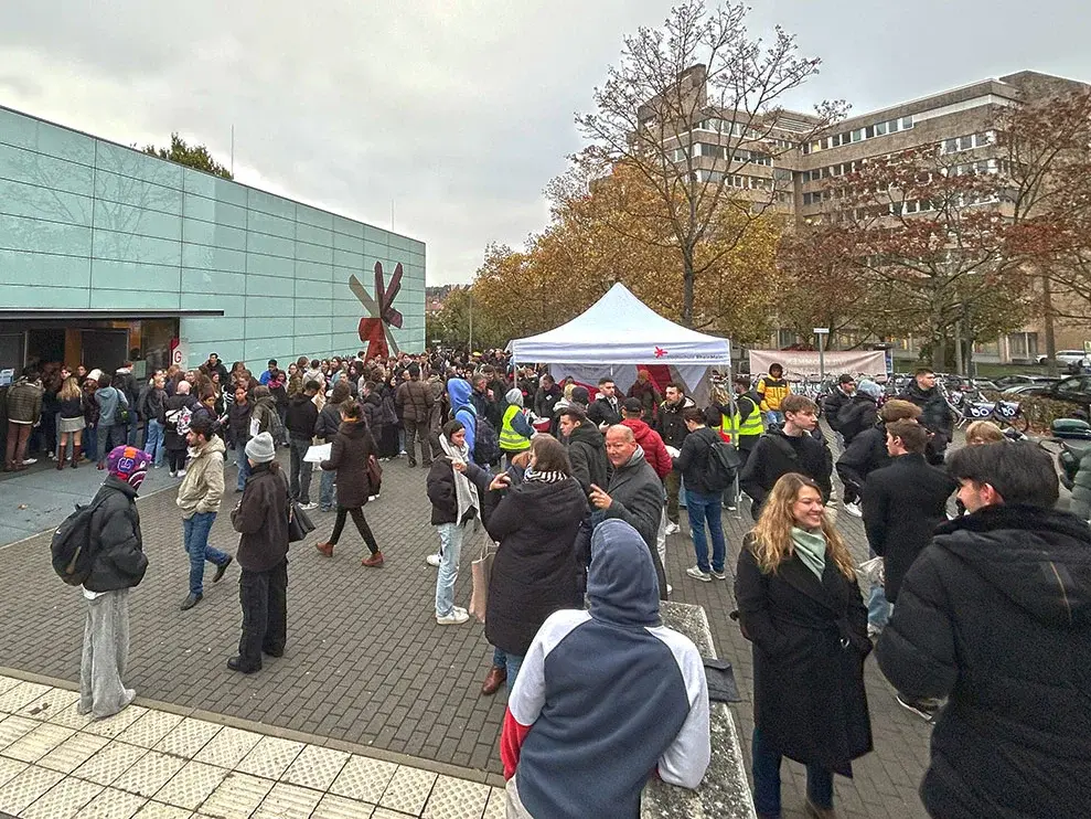 Hochschulinformationstag 2024 Schüler:innen auf dem Campus Kurt-Schumacher-Ring der Hochschule RheinMain