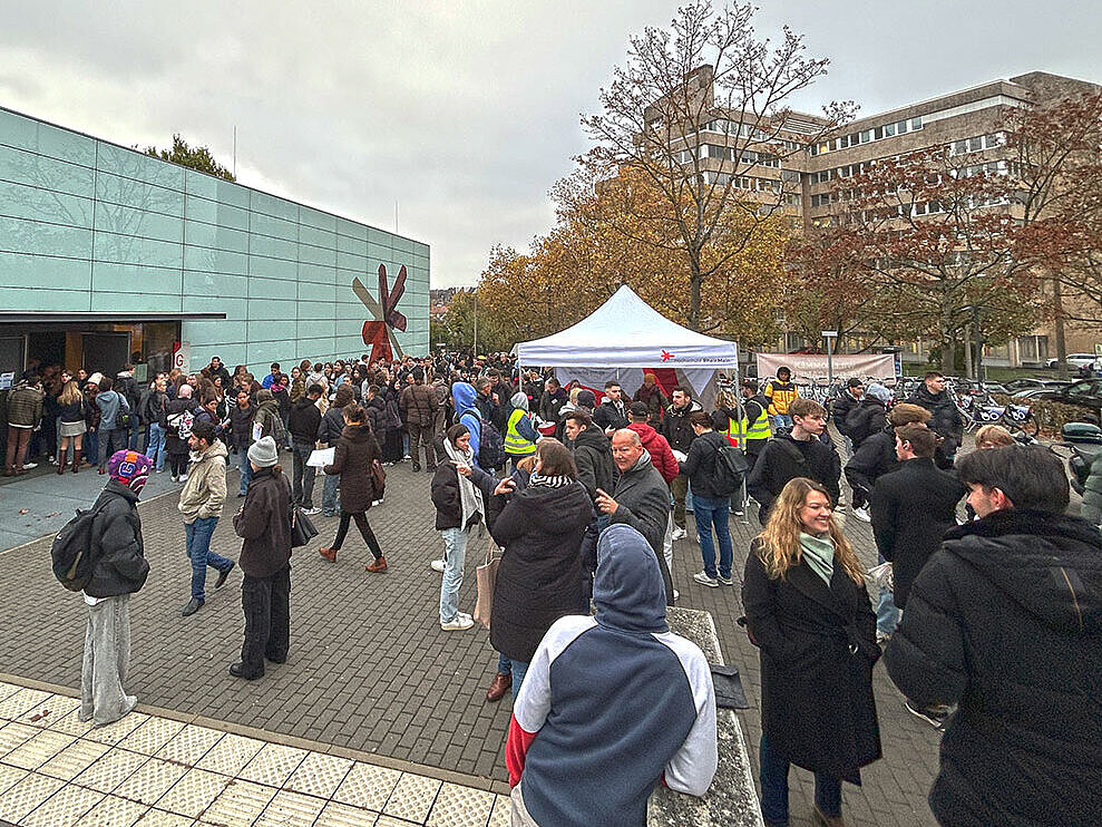Hochschulinformationstag 2024 Schüler:innen auf dem Campus Kurt-Schumacher-Ring der Hochschule RheinMain