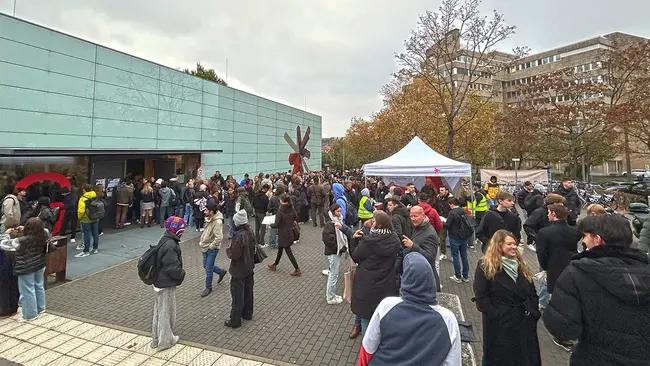 	Schüler:innen auf dem Campus Kurt-Schumacher-Ring der Hochschule RheinMain