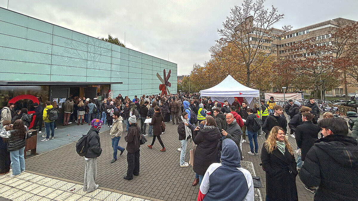	Schüler:innen auf dem Campus Kurt-Schumacher-Ring der Hochschule RheinMain