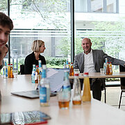 Staatsminister Ingmar im Gespräch mit Prof. Dr. Jessica Einspänner-Pflock und Studierenden der Hochschule RheinMain