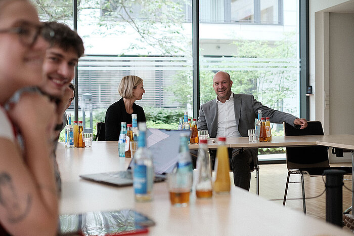 Staatsminister Ingmar im Gespräch mit Prof. Dr. Jessica Einspänner-Pflock und Studierenden der Hochschule RheinMain