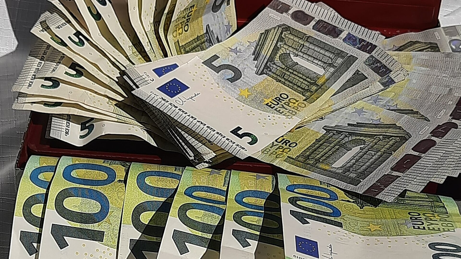 Geldkassette aus der Euroscheine quellen.