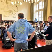 Blick in den vollbesetzten Schwurgerichtssaal im Alten Gericht während der Podiumsdiskussion mit Vertreter:innen hochschulischer Innovations- und Gründungszentren