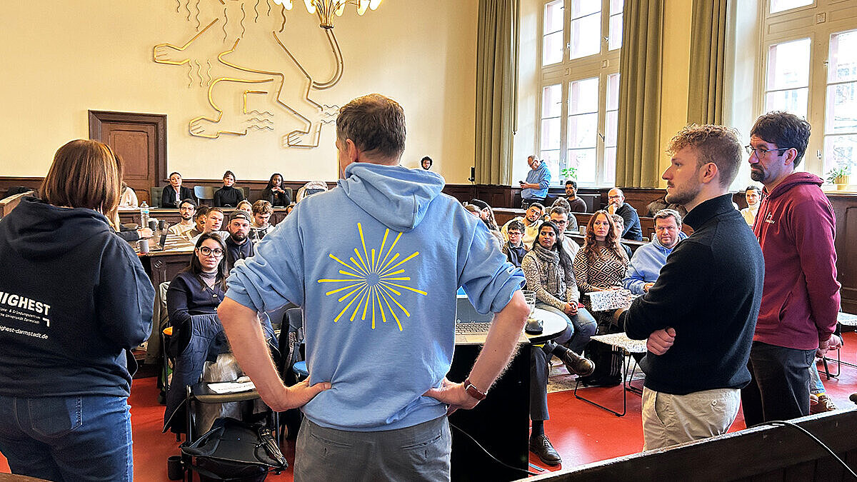 Blick in den vollbesetzten Schwurgerichtssaal im Alten Gericht während der Podiumsdiskussion mit Vertreter:innen hochschulischer Innovations- und Gründungszentren