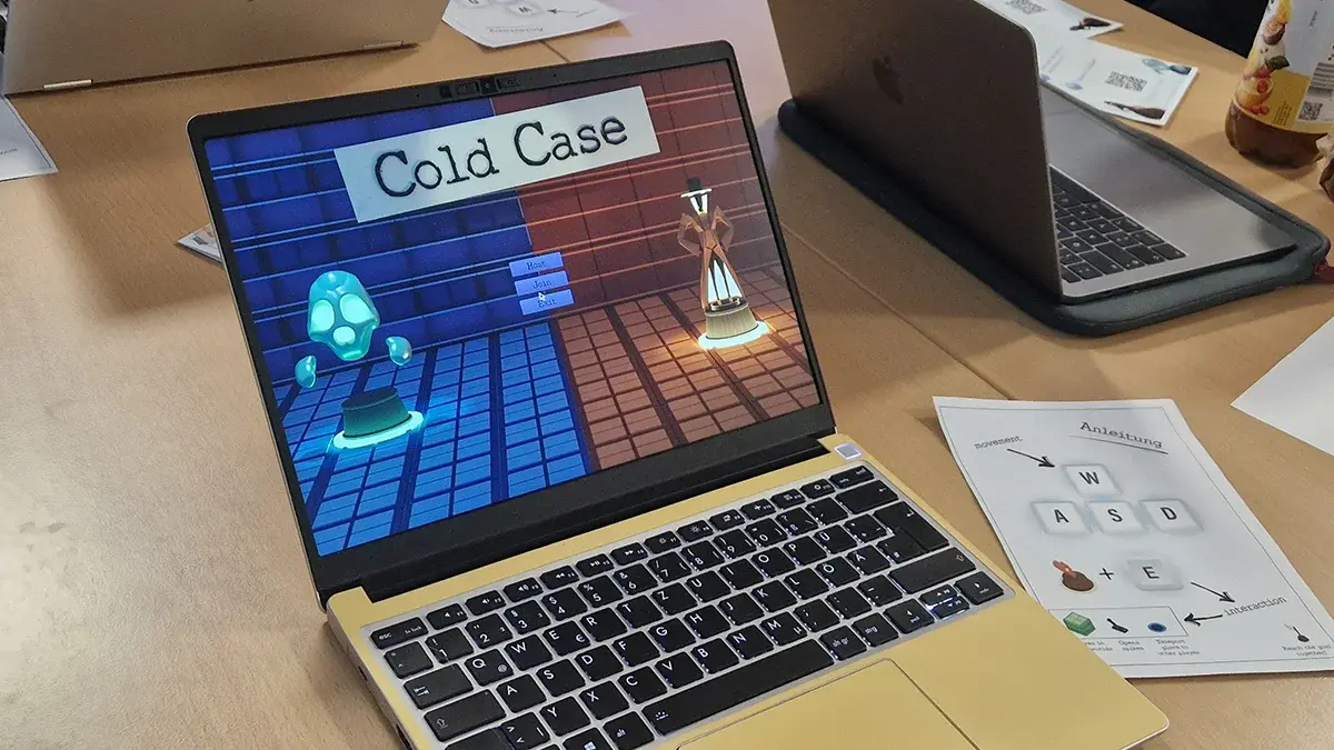 Auf dem Bildschirm eines aufgeklappten Laptops ist die Startseite des Spiels "Cold Case" zu sehen