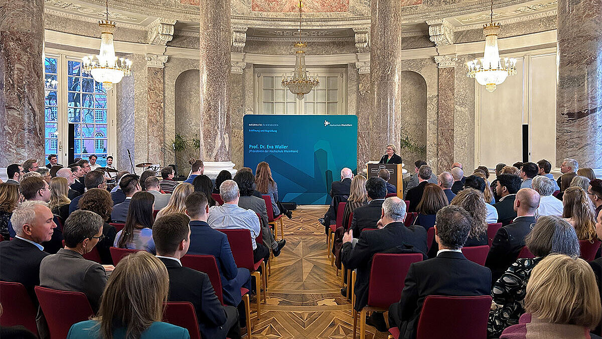 Blick in die Rotunde während der Abschlussfeier der Informatik-Studiengang der Hochschule RheinMain