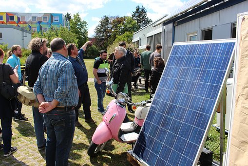 Alexander Espenschied erklärt die Funktionsweise des Solar-Containers