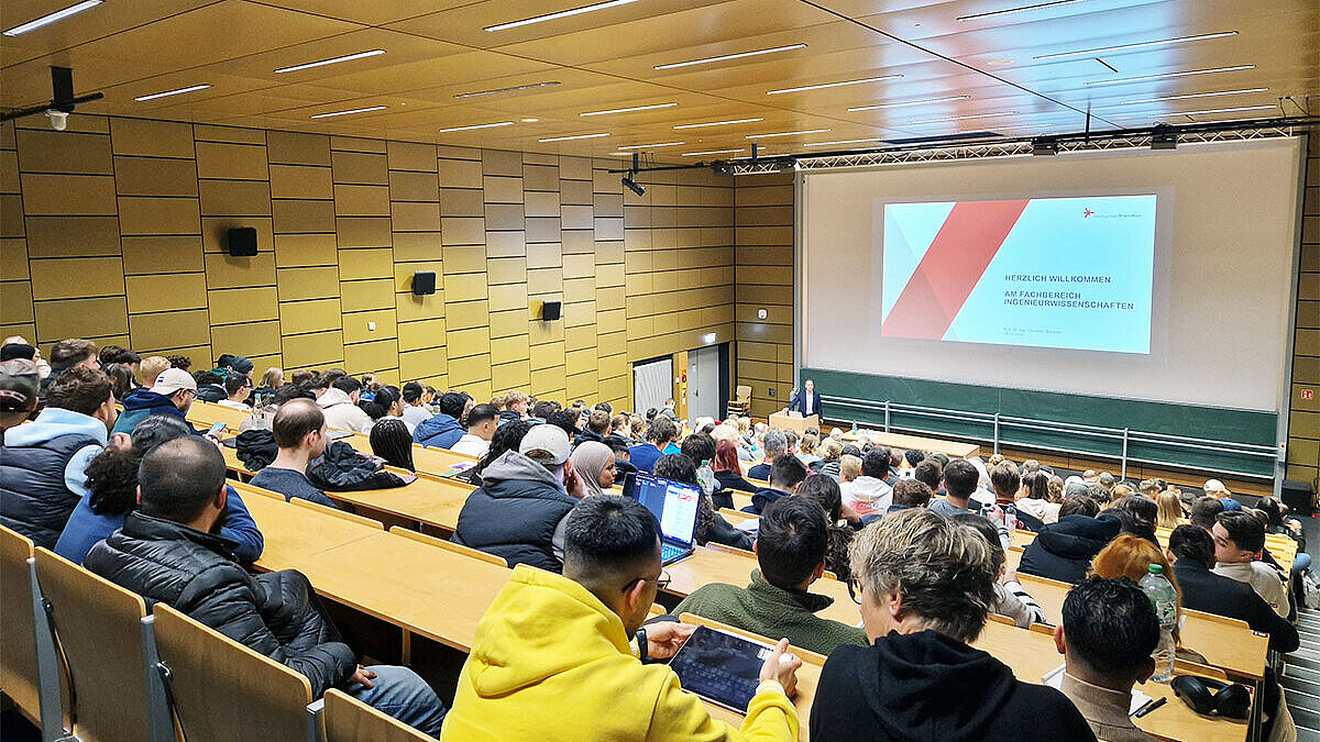 Blick in einen voll besetzten Hörsaal der Hochschule RheinMain