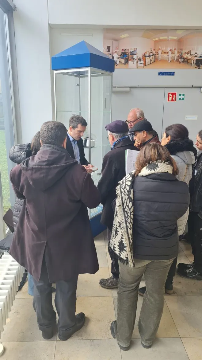 Prof. Dr. Markus Bender zeigt Sensoren für die Gasanalytik.