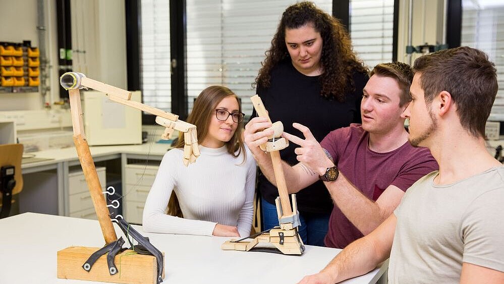 Studierende mit einem Kniemodell