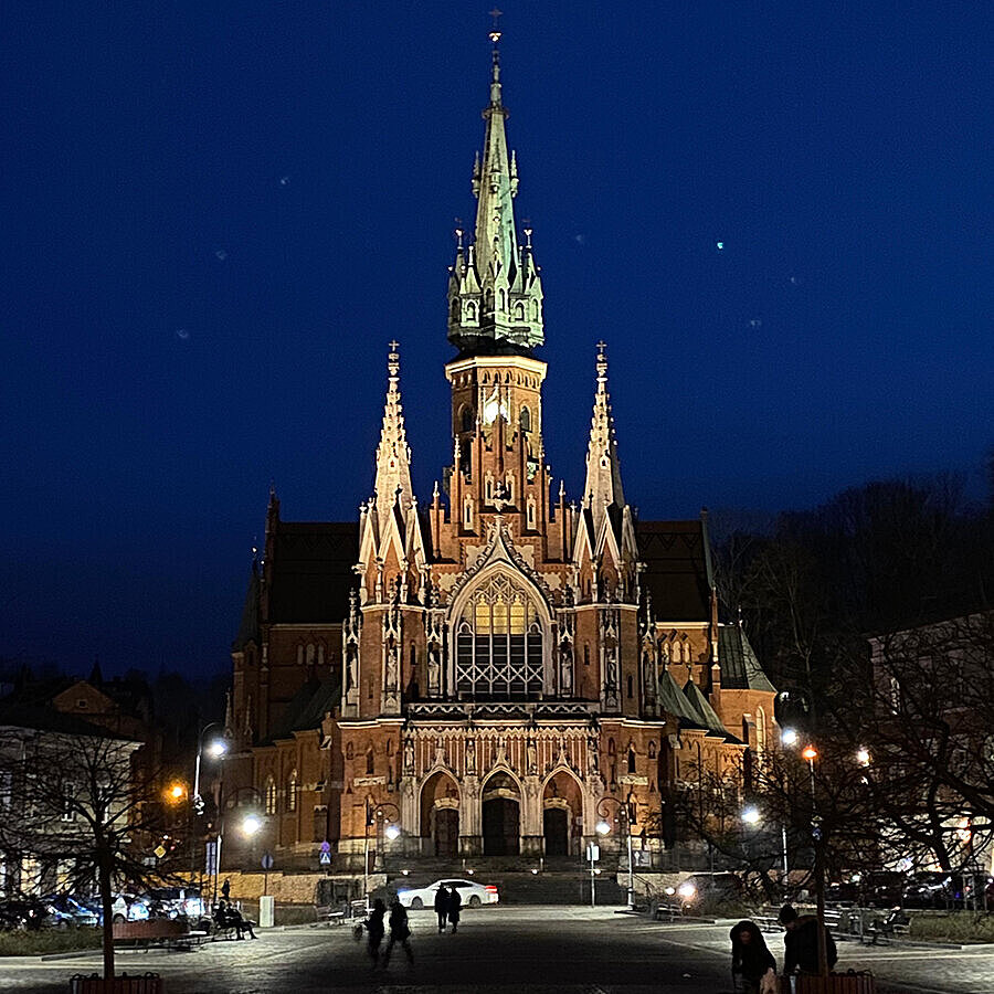 Eine Kirche in Krakau bei Nacht