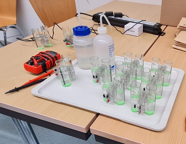 Gefüllte Tanks für die fertigen Buggys