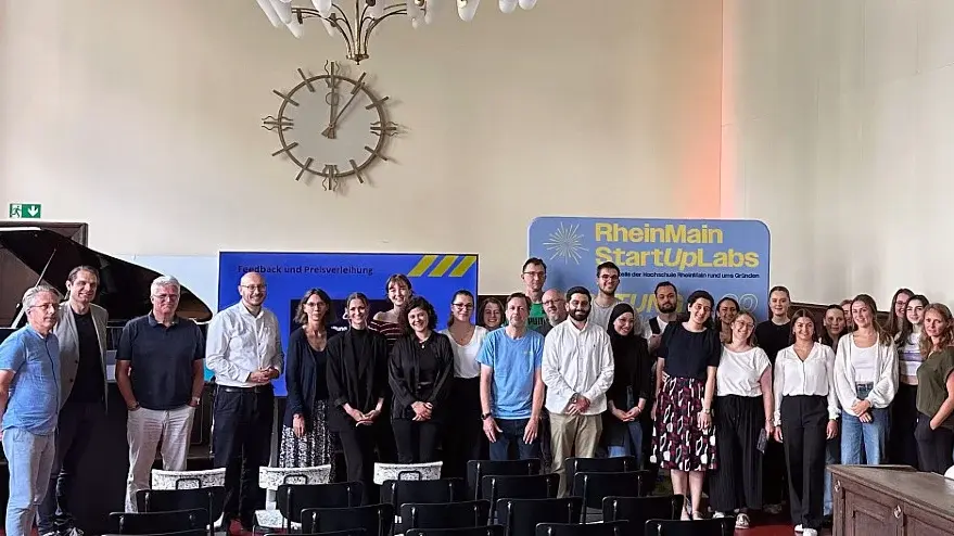 Gruppenfoto im Alten Gericht Wiesbaden mit den Teilnehmenden des Project Power Pitch Days. 