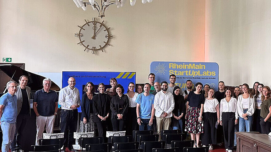 Gruppenfoto im Alten Gericht Wiesbaden mit den Teilnehmenden des Project Power Pitch Days. 