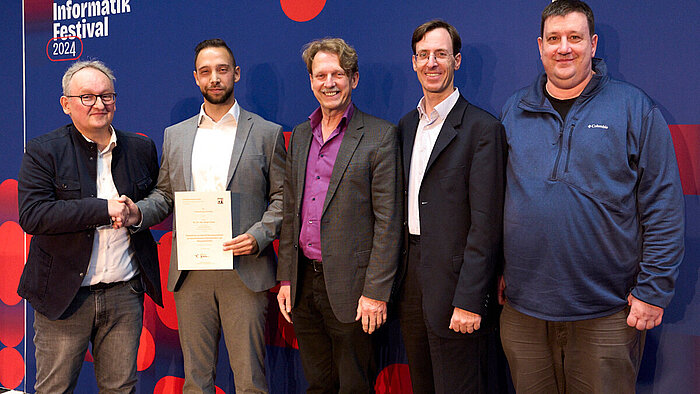 Prof. Dr. Thomas Barton (Hochschule Worms und Vorsitzender des Fachbereichstags Informatik), Preisträger Dr. Sergio Staab, Prof. Dr. Klaus Lang (TH Bingen und ehemaliger Vorsitzender des Fachbereichstags), Prof. Dr. Ludger Martin (HSRM) und Prof. Dr. Ralf Dörner (HSRM)