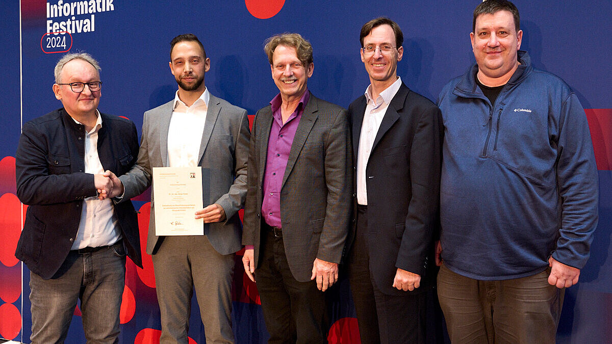 Prof. Dr. Thomas Barton (Hochschule Worms und Vorsitzender des Fachbereichstags Informatik), Preisträger Dr. Sergio Staab, Prof. Dr. Klaus Lang (TH Bingen und ehemaliger Vorsitzender des Fachbereichstags), Prof. Dr. Ludger Martin (HSRM) und Prof. Dr. Ralf Dörner (HSRM)