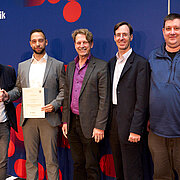 Prof. Dr. Thomas Barton (Hochschule Worms und Vorsitzender des Fachbereichstags Informatik), Preisträger Dr. Sergio Staab, Prof. Dr. Klaus Lang (TH Bingen und ehemaliger Vorsitzender des Fachbereichstags), Prof. Dr. Ludger Martin (HSRM) und Prof. Dr. Ralf Dörner (HSRM)
