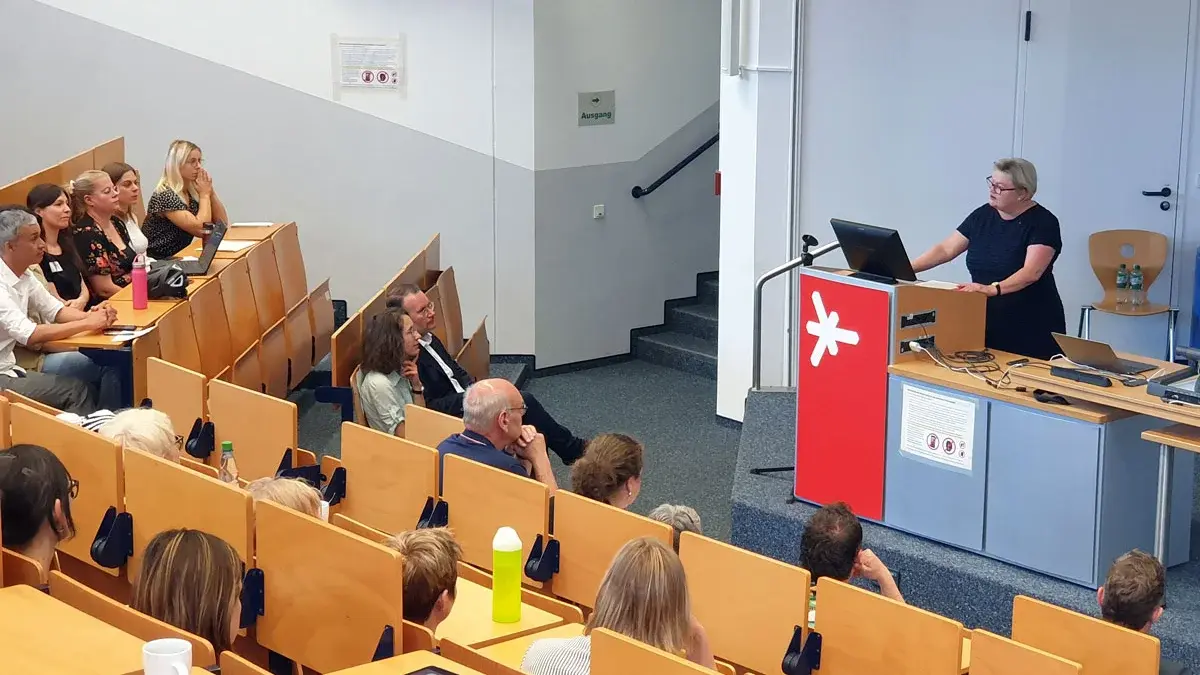 Hochschulpräsidentin Prof. Dr. Eva Waller begrüßt die Teilnehmenden des Fachtags