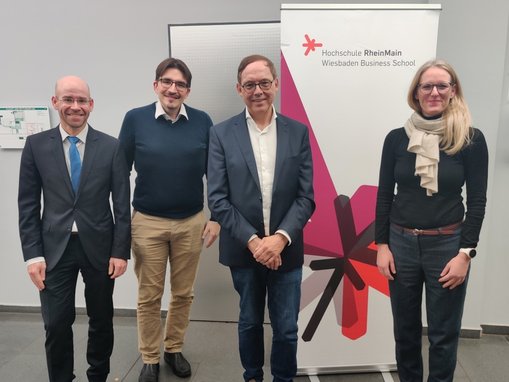 Abraham Klink mit Mitgliedern von WiHelP: links Prof. Dr. Thomas Neusius und Prof. Dr. Reinhard Strametz / rechts Prof. Dr. Silke Arnegger | © WiHelP - Wiesbaden Business School - Hochschule RheinMain