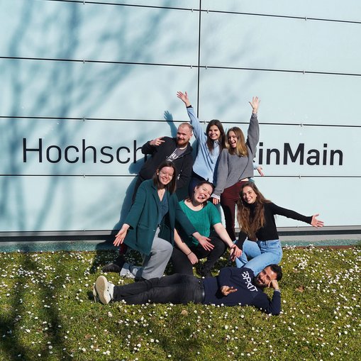 Team des 14. Freiwilligentags Wiesbaden vor dem Gebäude G auf dem Campus Kurt-Schumacher-Ring