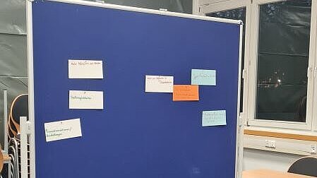 Brainstormingkarten mit Themenideen an Pinnwand