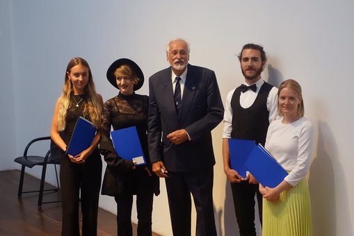 Johannes Alexander Schroth (m.) mit den Förderpreisträgerinnen und -preisträgern Ve Kanzler, Philomena Wieth, Nils Schäfer und Heike Neff (v.l.) 