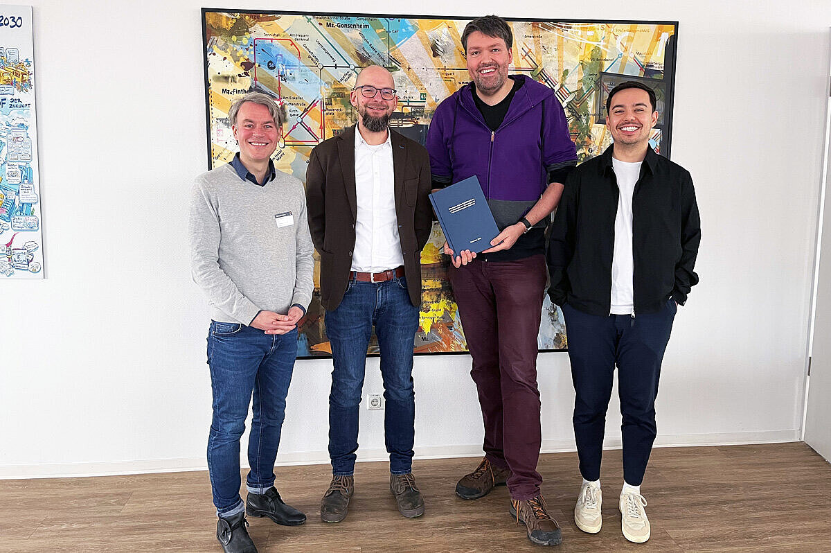 Gruppenfoto von Dr. Sebastian L. Grüner und Prof. Dr. Matthias Kowald (beide Hochschule RheinMain, 1. bzw. 2. v. l.) bei der Mainzer Mobilität (Lucas Czowalla und Marc Harmening, 3. bzw. 4. v. l.).