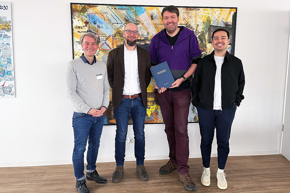 Gruppenfoto von Dr. Sebastian L. Grüner und Prof. Dr. Matthias Kowald (beide Hochschule RheinMain, 1. bzw. 2. v. l.) bei der Mainzer Mobilität (Lucas Czowalla und Marc Harmening, 3. bzw. 4. v. l.).