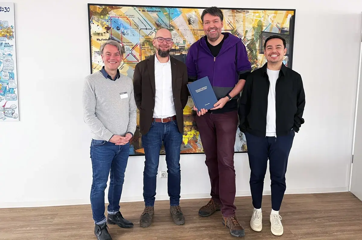 Gruppenfoto von Dr. Sebastian L. Grüner und Prof. Dr. Matthias Kowald (beide Hochschule RheinMain, 1. bzw. 2. v. l.) bei der Mainzer Mobilität (Lucas Czowalla und Marc Harmening, 3. bzw. 4. v. l.).