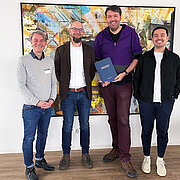 Gruppenfoto von Dr. Sebastian L. Grüner und Prof. Dr. Matthias Kowald (beide Hochschule RheinMain, 1. bzw. 2. v. l.) bei der Mainzer Mobilität (Lucas Czowalla und Marc Harmening, 3. bzw. 4. v. l.).