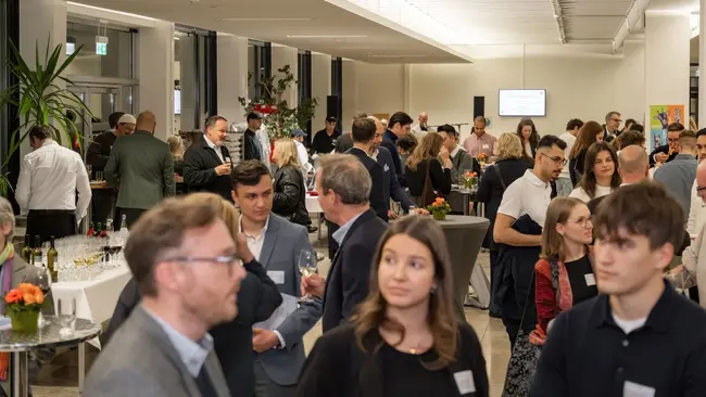 Im Foyer am Campus Rüsselsheim lernten sich Förderer und die Stipendiat:innen kennen