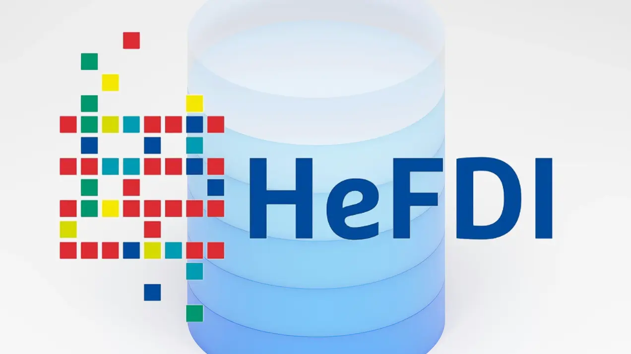 Das Bild zeigt das Logo von HeFDI, das aus einem stilisierten, bunten Pixelmuster auf der linken Seite und dem Schriftzug "HeFDI" in blauer Schrift auf der rechten Seite besteht. Dahinter sind mehrere transparente Ringe in verschiedenen Blautönen angeordnet.