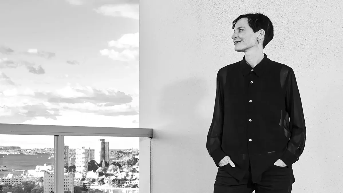 Ehemalige der Hochschule RheinMain, Sylvia Weimer Ehemalige auf Balkon mit Blick in die Weite