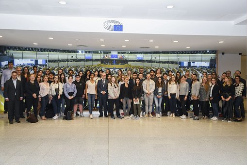 Studierende der Studiengänge Recht & Management in der Sozialen Arbeit am Fachbereich Sozialwesen und Business & Law an der Wiesbaden Business School im Mai 2018 im EU-Parlament in Brüssel