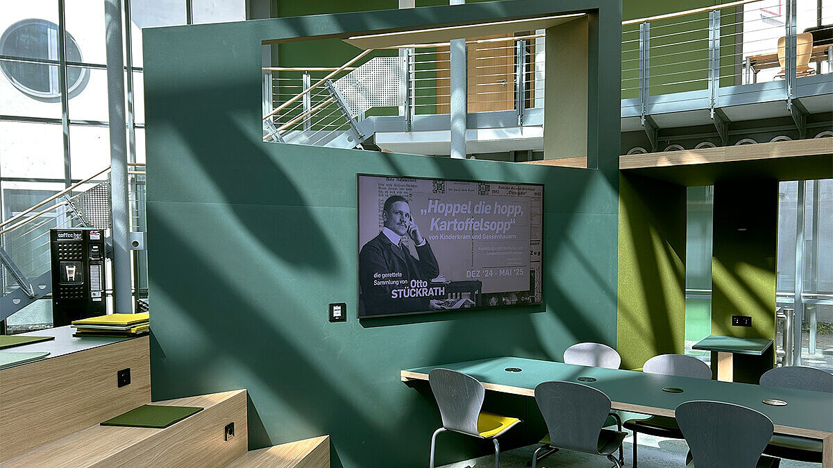 Blick auf die in Grüntönen gestaltete Raumskulptur in der Bibliothek Unter den Eichen