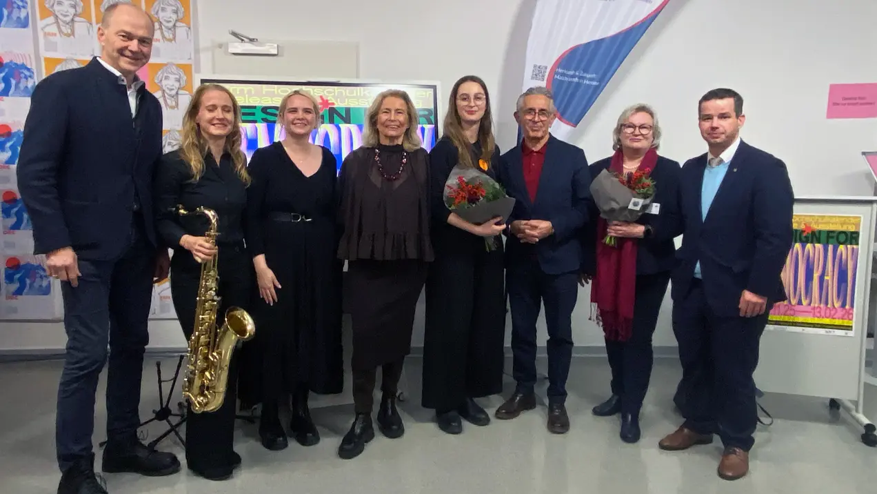 Stadtverordnetenvorsteher der Landeshauptstadt Wiesbaden Dr. Gerhard Obermayer, Musikerin und Justiziarin an der HSRM Prisca Otto, Kulturdezernentin des BdV Landesverband Hessen e. V. Ann-Kathrin Hartenbach, Stellvertretende Landesvorsitzende des BdV Rose-Lore Scholz, Prof. Jacqueline Hen, Turgut Yüksel, HSRM-Präsidentin Prof. Dr. Eva Waller und Beauftragter für Heimatvertriebene und Spätaussiedler Andreas Hofmeister bei der Ausstellungseröffnung von "Design for Democracy" im Haus der Heimat in Wiesbaden.