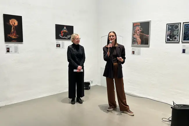 Prof. Claudia Aymar und Elena Rosche von der Hochschule RheinMain eröffnen die Ausstellung Art Remake.