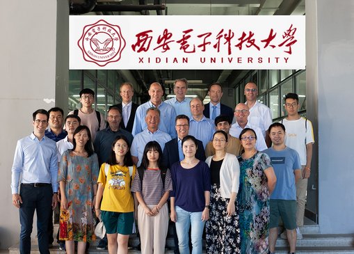 Professoren mit Assistenzlehrern sowie Tutorinnen und Tutoren aus China