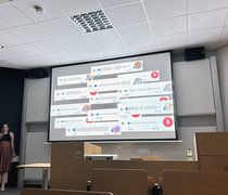 Auf einer Leinwand sind übereinander gelegt visualisierte Sprachnachrichten zu sehen.