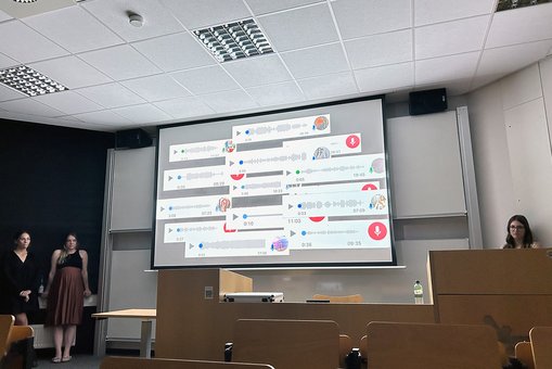 Auf einer Leinwand sind übereinander gelegt visualisierte Sprachnachrichten zu sehen.