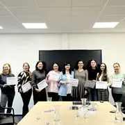 Die Stipendiatinnen halten ihre Zertifikate für die erfolgreiche Teilnahme am Förderprogramm EXIST-Women in den Händen