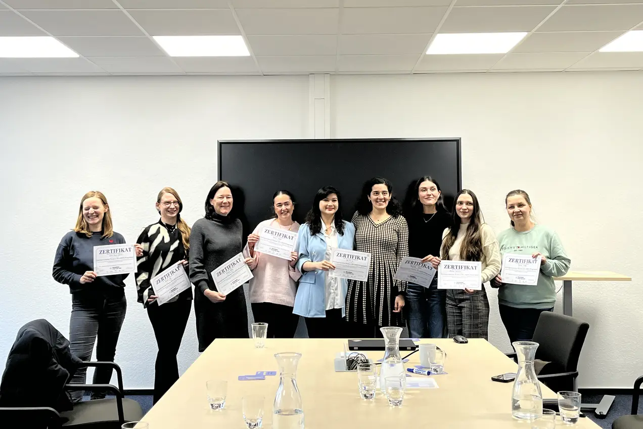 Die Stipendiatinnen halten ihre Zertifikate für die erfolgreiche Teilnahme am Förderprogramm EXIST-Women in den Händen