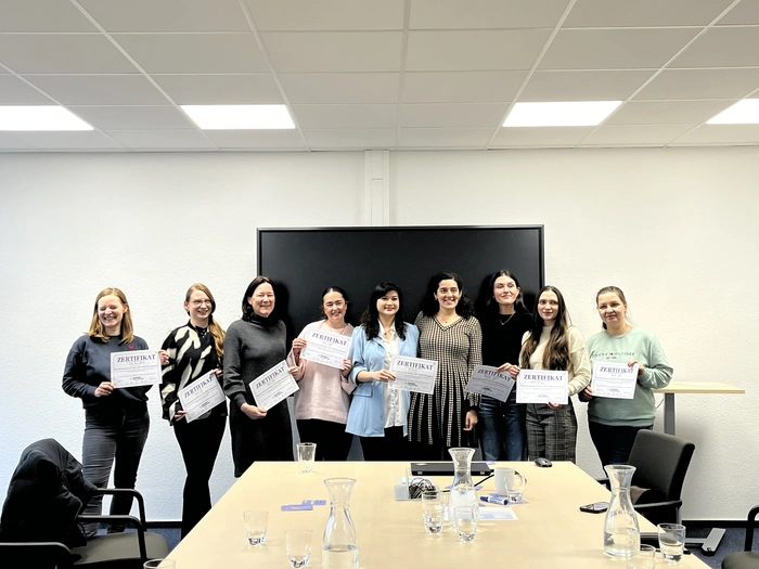Die Stipendiatinnen halten ihre Zertifikate für die erfolgreiche Teilnahme am Förderprogramm EXIST-Women in den Händen
