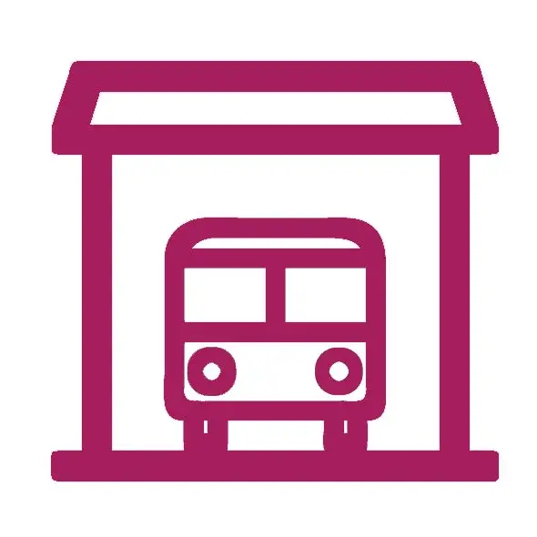 Ein einfaches Icon eines Busses, der in eine Haltestelle einfahren möchte. Die Haltestelle hat ein schräges Dach und umrahmt den Bus. Das Symbol steht für öffentliche Verkehrsmittel und Haltestellen.