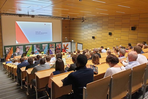 Blick in den großen Hörsaal am Campus Rüsselsheim während der Abschlussfeier des Studienbereichs ITE