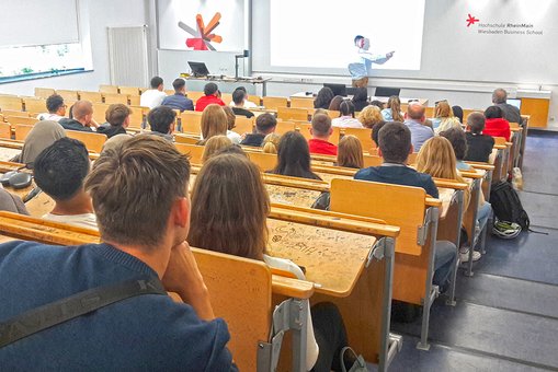 Studieninteressierte verfolgen eine Schnuppervorlesung im Fachbereich Wiesbaden Business School