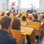 Studieninteressierte verfolgen eine Schnuppervorlesung im Fachbereich Wiesbaden Business School