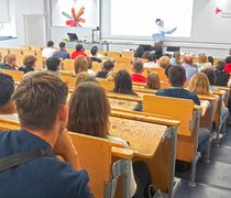 Studieninteressierte verfolgen eine Schnuppervorlesung im Fachbereich Wiesbaden Business School