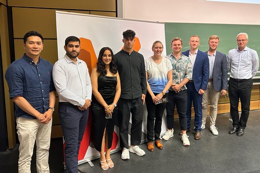 Gruppenfoto der Absolvent:innen des Studiengangs Internationales Wirtschaftsingenieurwesen  mit Studiengangsleiter Prof. Dr. Thomas Heimer